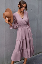 Kleid mit V-Ausschnitt und elastischer Taille